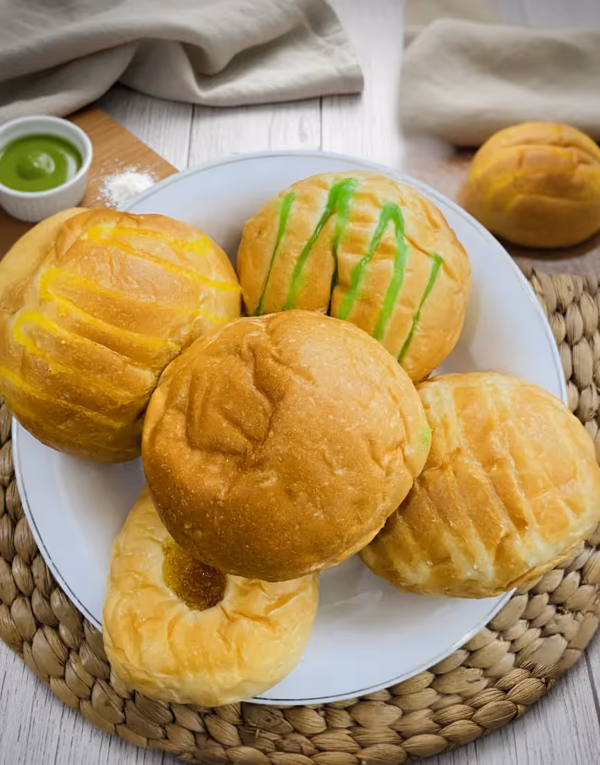 Roti manis isi cokelat keju stroberi dan nanas Aroma Bakery Makassar